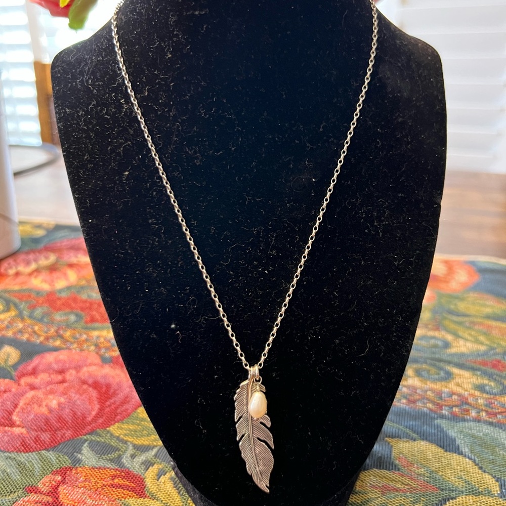 Grace&Heart Necklace with leaf Pendant with pearl accent